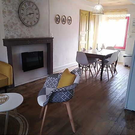 Appartement Cozy Dans Maison Privee Tauves Bagian luar foto