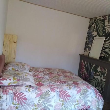 Appartement Cozy Dans Maison Privee Tauves Bagian luar foto