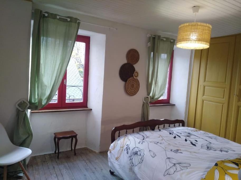 Appartement Cozy Dans Maison Privee Tauves Bagian luar foto